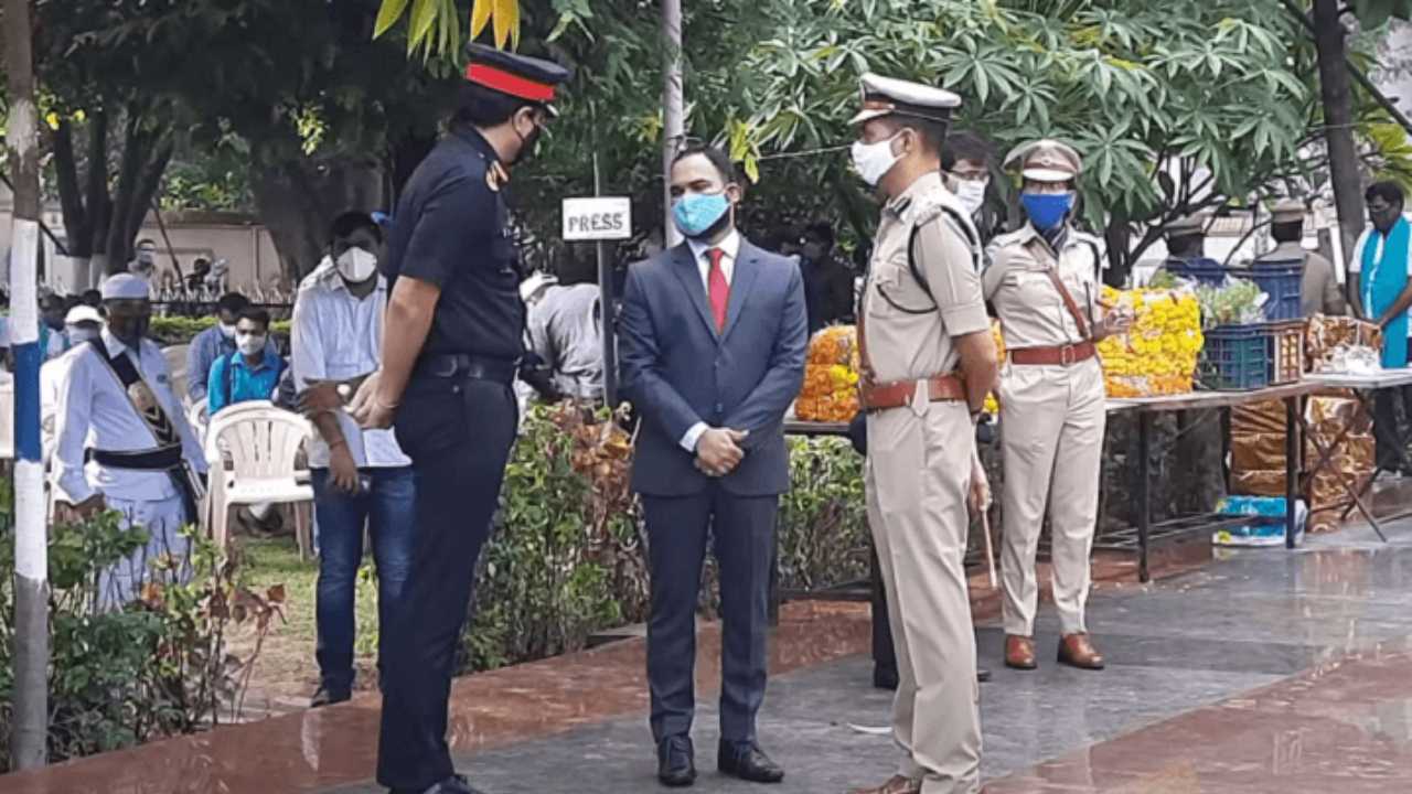 IAS officer discussing with police officers