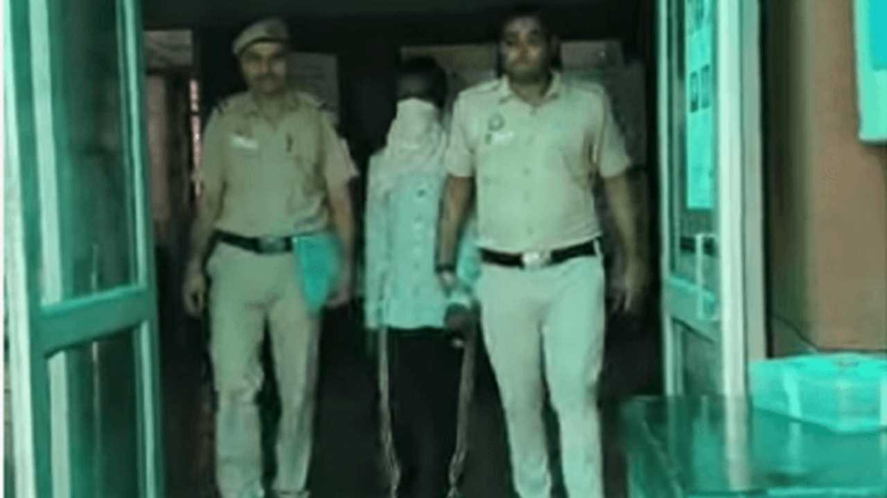 Two policeman arrested thief/criminal