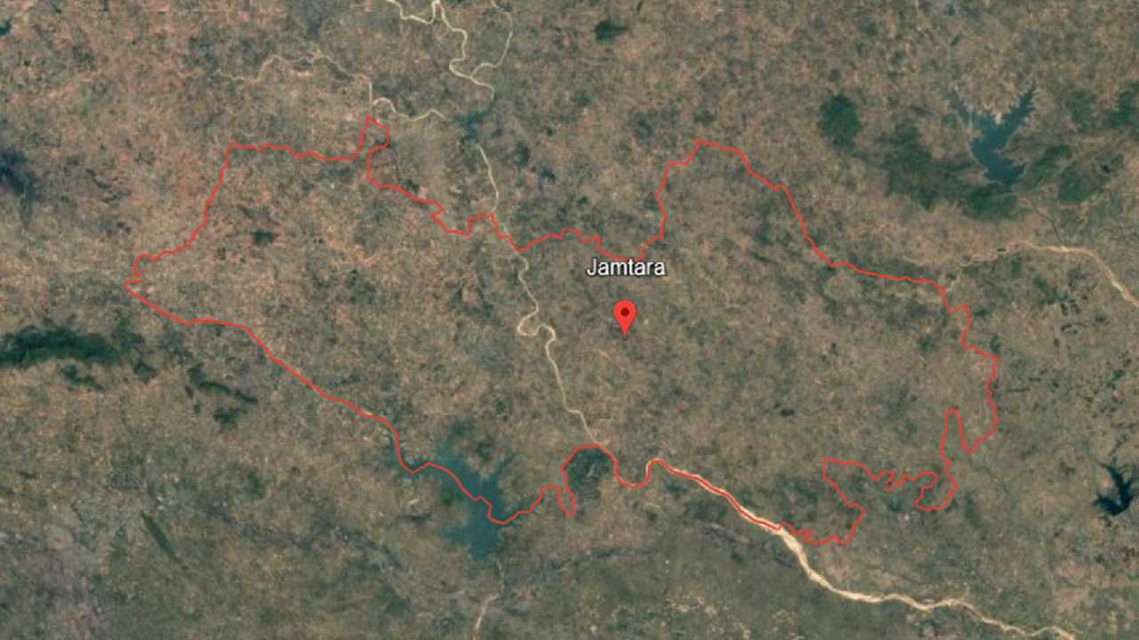 Where is Jamtara located in Jharkhand, Jamtara district famous for, Jamtara area in sq km